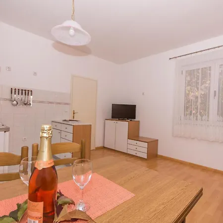 Fuer Vier Personen Mit Balkon