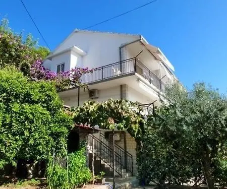 Apartment Fuer Vier Personen Mit Balkon Trogir