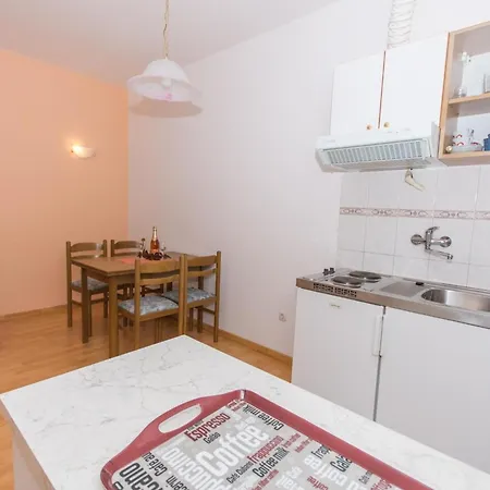 Fuer Vier Personen Mit Balkon Apartmán *